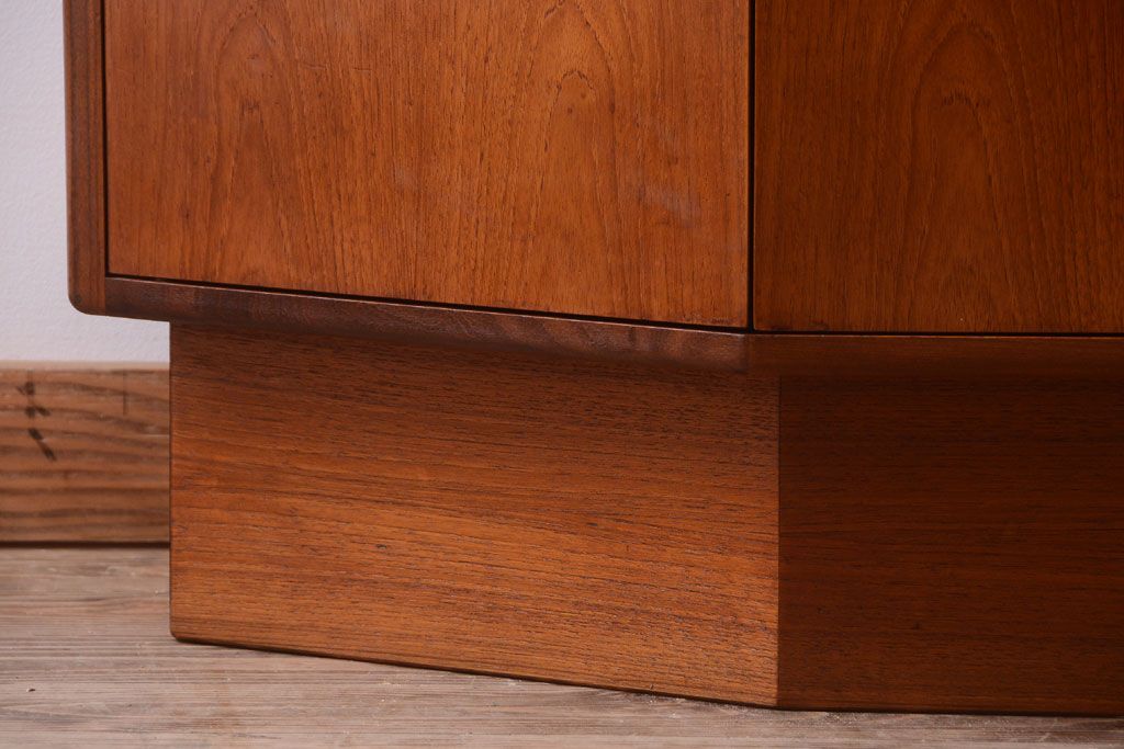 ヴィンテージ家具　G-PLAN  北欧ビンテージ　チーク材のサイドキャビネット(サイドボード・収納棚)