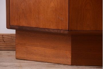 ヴィンテージ家具　G-PLAN  北欧ビンテージ　チーク材のサイドキャビネット(サイドボード・収納棚)