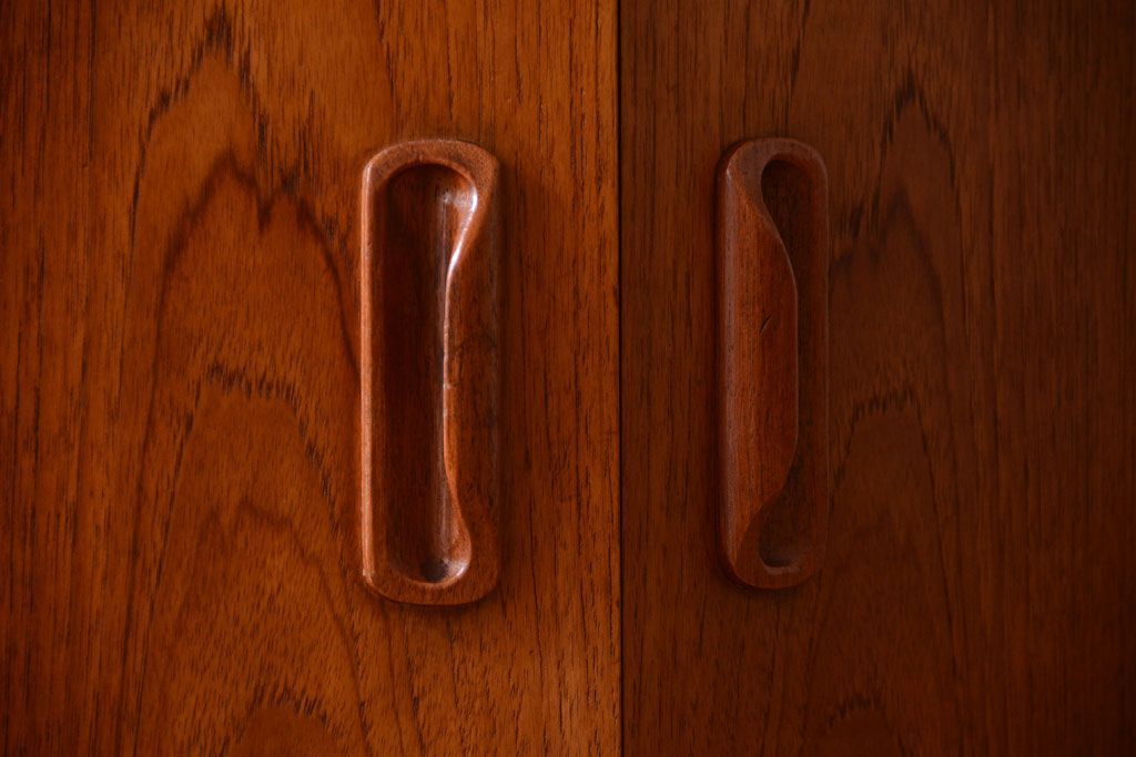 ヴィンテージ家具　G-PLAN  北欧ビンテージ　チーク材のサイドキャビネット(サイドボード・収納棚)