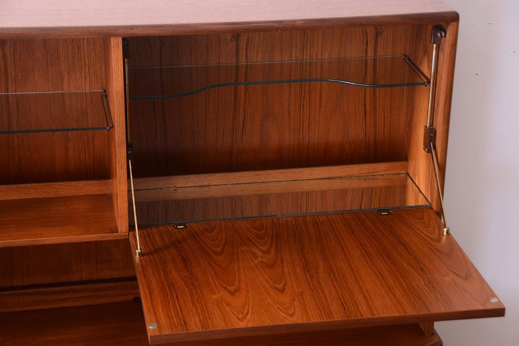 ヴィンテージ家具　G-PLAN  北欧ビンテージ　チーク材のサイドキャビネット(サイドボード・収納棚)