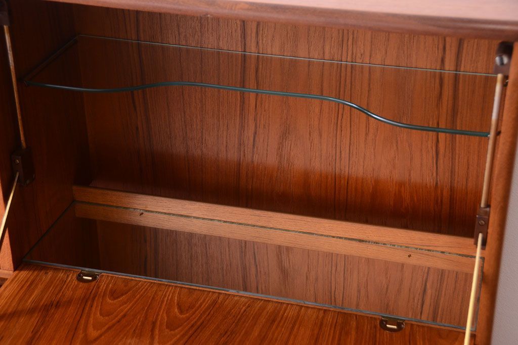 ヴィンテージ家具　G-PLAN  北欧ビンテージ　チーク材のサイドキャビネット(サイドボード・収納棚)