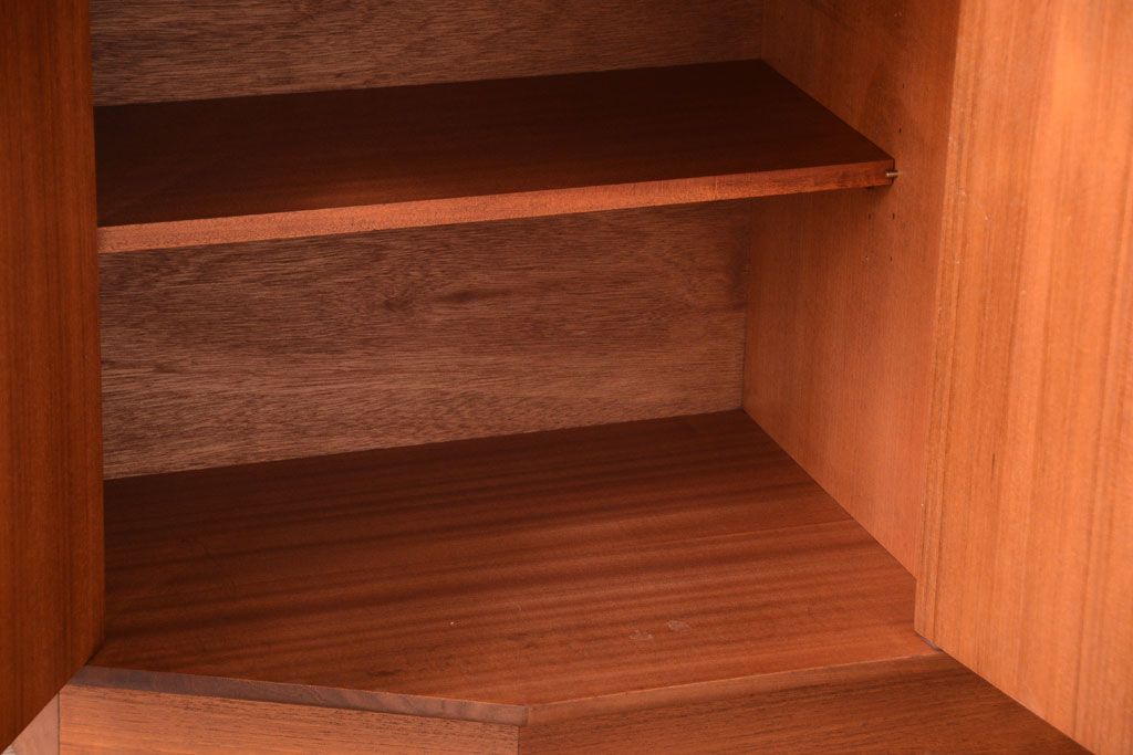 ヴィンテージ家具　G-PLAN  北欧ビンテージ　チーク材のサイドキャビネット(サイドボード・収納棚)