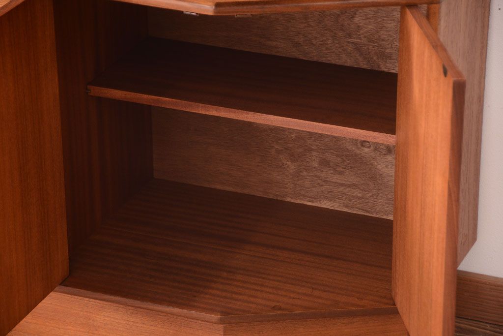 ヴィンテージ家具　G-PLAN  北欧ビンテージ　チーク材のサイドキャビネット(サイドボード・収納棚)