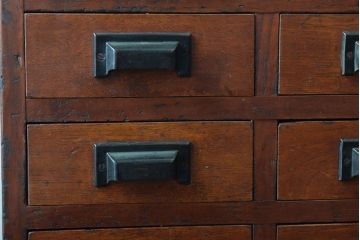 アンティーク家具　小ぶりな古い木のアンティーク薬箪笥