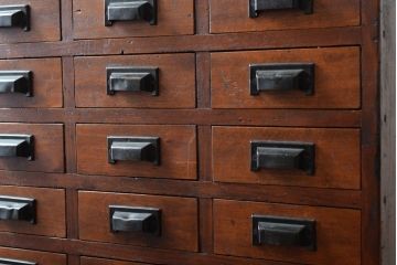 アンティーク家具　小ぶりな古い木のアンティーク薬箪笥
