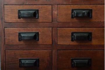 アンティーク家具　小ぶりな古い木のアンティーク薬箪笥