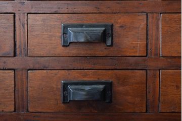 アンティーク家具　小ぶりな古い木のアンティーク薬箪笥