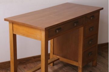 レトロ家具　和製アンティーク　ナラ材・ブナ材製　昭和レトロな薄型の片袖机(デスク)