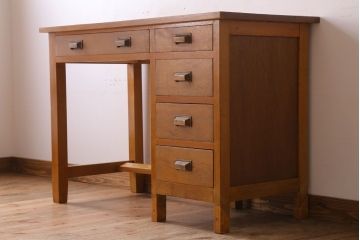 レトロ家具　和製アンティーク　ナラ材・ブナ材製　昭和レトロな薄型の片袖机(デスク)