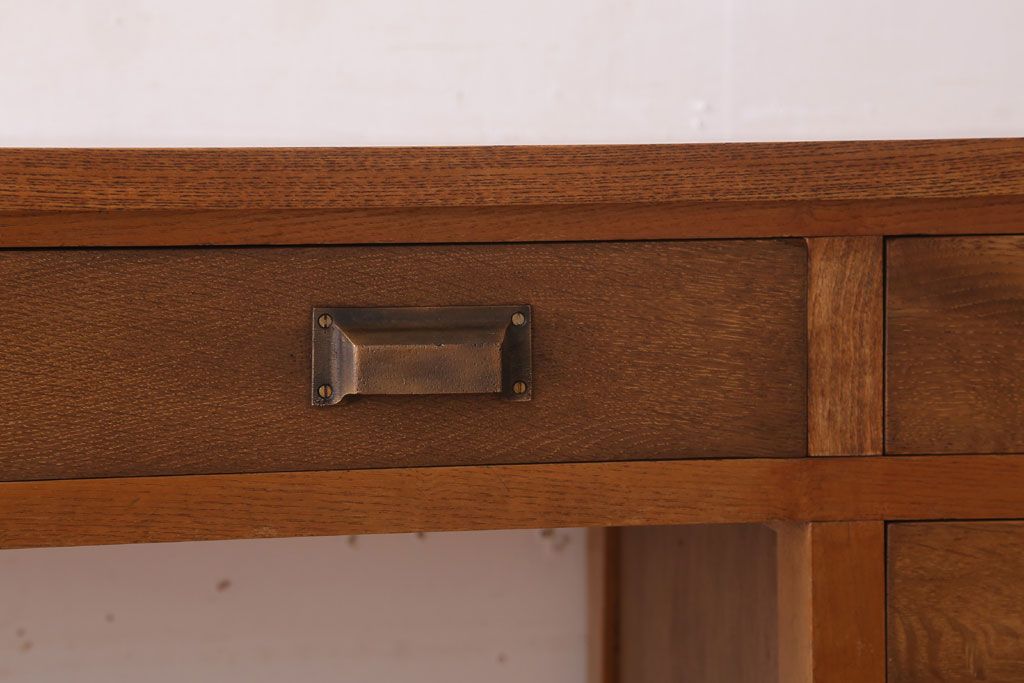 レトロ家具　和製アンティーク　ナラ材・ブナ材製　昭和レトロな薄型の片袖机(デスク)