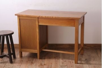 レトロ家具　和製アンティーク　ナラ材・ブナ材製　昭和レトロな薄型の片袖机(デスク)