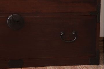 アンティーク家具　シンプルデザイン　古民具・骨董　丸金具付きの時代箪笥ローボード(1)
