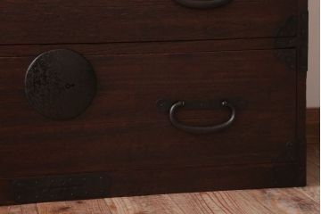 アンティーク家具　シンプル　丸金具付きの和製アンティーク衣装箪笥(時代箪笥ローボード)(3)