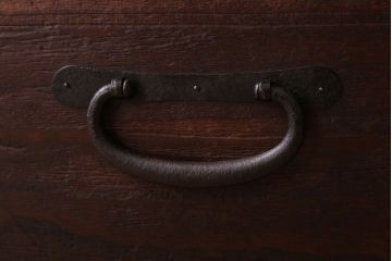 アンティーク家具　シンプル　丸金具付きの和製アンティーク衣装箪笥(時代箪笥ローボード)(3)