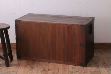 アンティーク家具　シンプル　丸金具付きの和製アンティーク衣装箪笥(時代箪笥ローボード)(3)