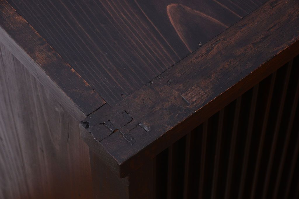 アンティーク家具　前面欅材　古民具・骨董　アンティークの小さな水屋箪笥(戸棚)