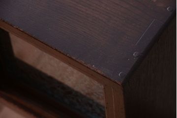 アンティーク家具　結霜ガラス入り!上品な和製アンティークの脚付き欅材茶棚