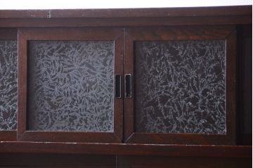 アンティーク家具　結霜ガラス入り!上品な和製アンティークの脚付き欅材茶棚