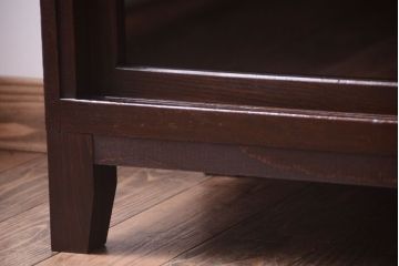 アンティーク家具　結霜ガラス入り!上品な和製アンティークの脚付き欅材茶棚