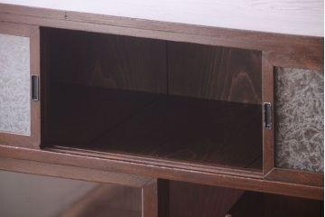 アンティーク家具　結霜ガラス入り!上品な和製アンティークの脚付き欅材茶棚