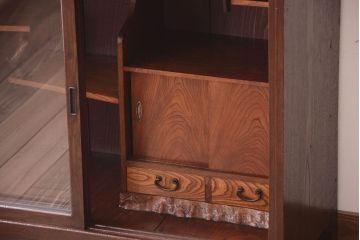 アンティーク家具　結霜ガラス入り!上品な和製アンティークの脚付き欅材茶棚