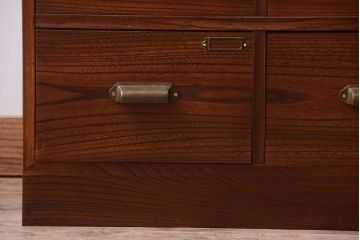 アンティーク家具　栗材天板のリメイク品　前面欅材の和製アンティークローボード(2)(ローチェスト)