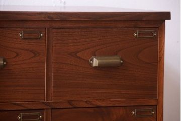 アンティーク家具　栗材天板のリメイク品　前面欅材の和製アンティークローボード(2)(ローチェスト)