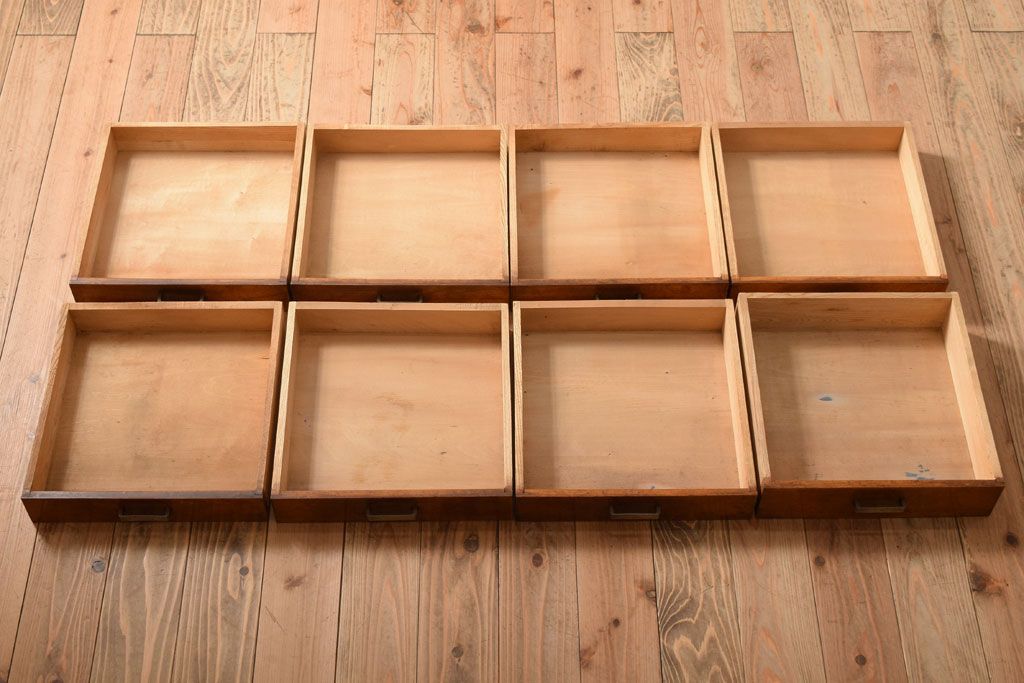 レトロ家具　シンプルデザイン　昭和レトロの味わい深いアンティーク引き出し