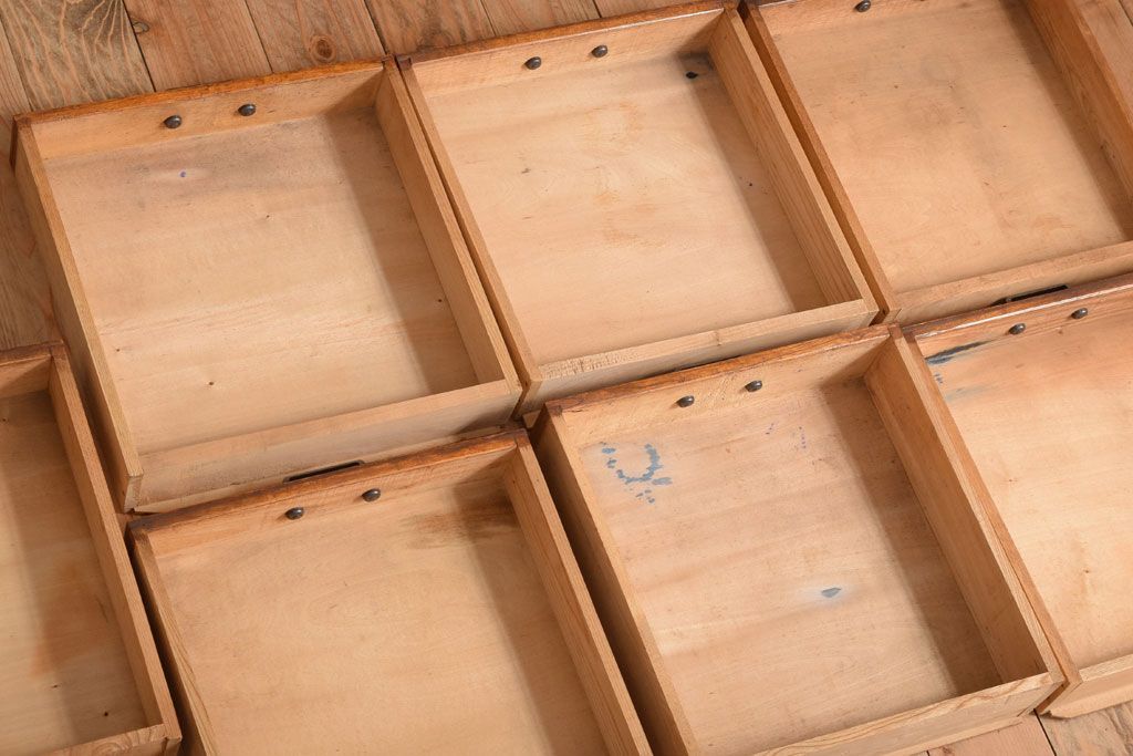レトロ家具　シンプルデザイン　昭和レトロの味わい深いアンティーク引き出し