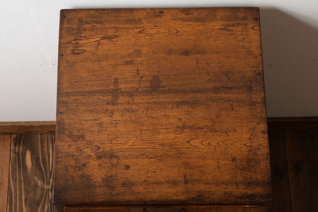 レトロ家具　シンプルデザイン　昭和レトロの味わい深いアンティーク引き出し