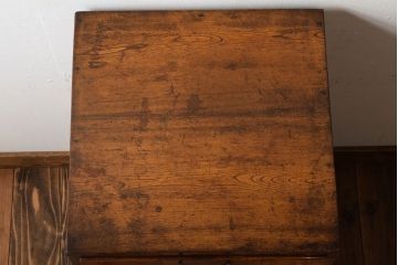 レトロ家具　シンプルデザイン　昭和レトロの味わい深いアンティーク引き出し