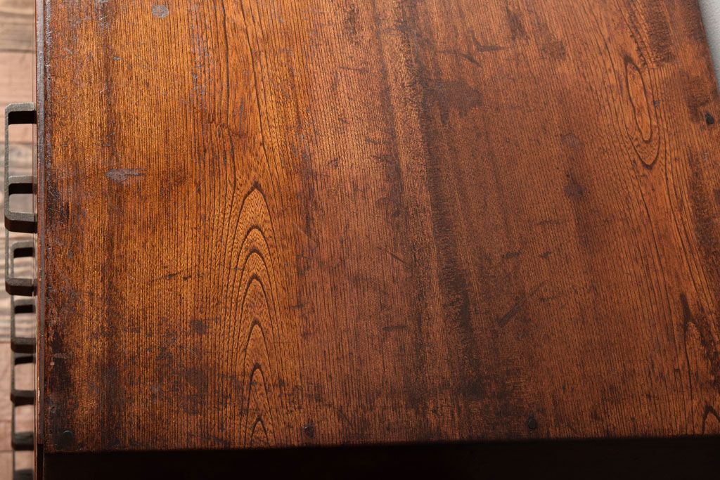 レトロ家具　シンプルデザイン　昭和レトロの味わい深いアンティーク引き出し