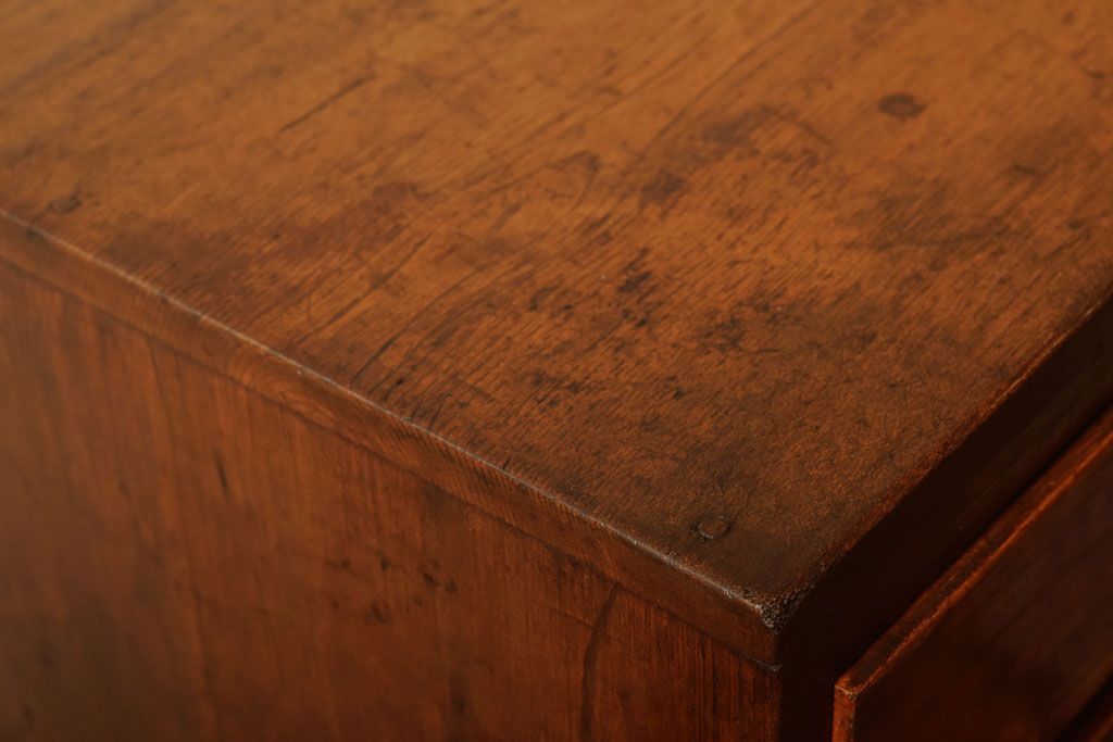 レトロ家具　シンプルデザイン　昭和レトロの味わい深いアンティーク引き出し