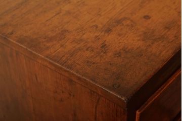 レトロ家具　シンプルデザイン　昭和レトロの味わい深いアンティーク引き出し