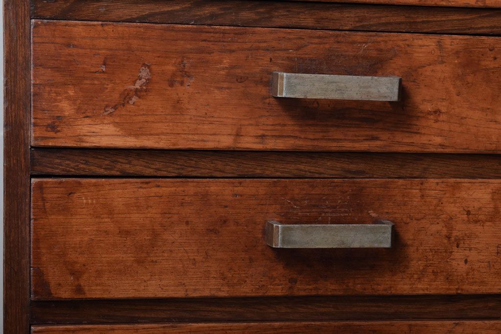レトロ家具　シンプルデザイン　昭和レトロの味わい深いアンティーク引き出し