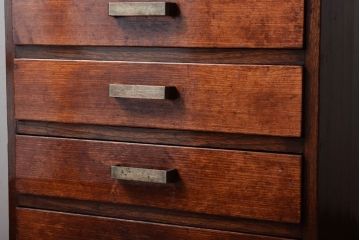レトロ家具　シンプルデザイン　昭和レトロの味わい深いアンティーク引き出し