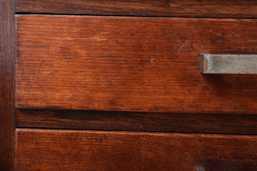 レトロ家具　シンプルデザイン　昭和レトロの味わい深いアンティーク引き出し