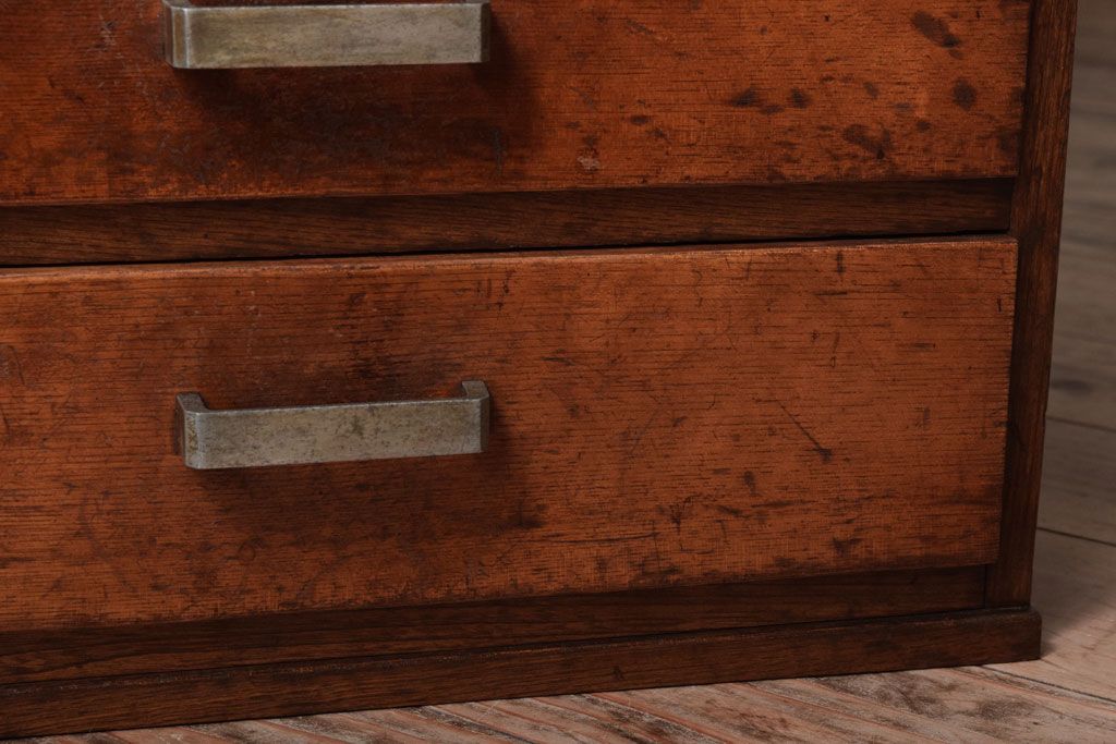 レトロ家具　シンプルデザイン　昭和レトロの味わい深いアンティーク引き出し