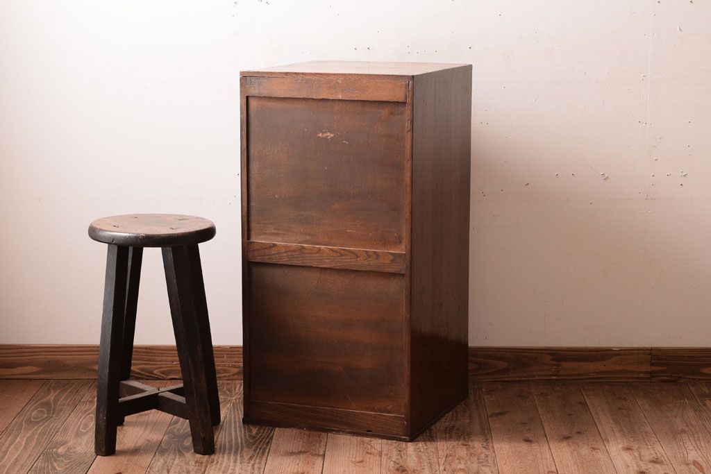 レトロ家具　シンプルデザイン　昭和レトロの味わい深いアンティーク引き出し