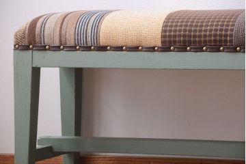 アンティーク家具　アンティークペイント　パッチワーク風の座面がお洒落なベンチ