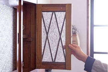 アンティーク家具　ダイヤガラス入り!作業台付き　古い木の和製アンティーク食器棚