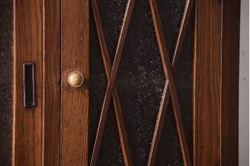 アンティーク家具　ダイヤガラス入り!作業台付き　古い木の和製アンティーク食器棚