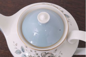 ROYAL DOULTON(ロイヤルドルトン)　ROSE ELEGANS(ローズ・エレガンス)　ティーポット・クリーマー・シュガー3点セット(洋食器)
