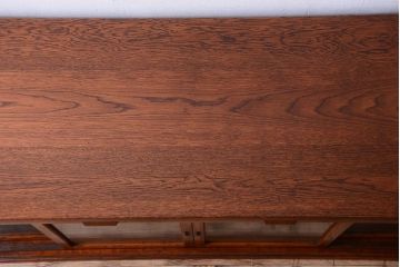 アンティーク家具　ナラ材天板のリメイク品!和製アンティークのモールガラス入り収納棚(戸棚・カウンターテーブル)