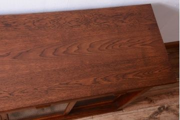 アンティーク家具　ナラ材天板のリメイク品!和製アンティークのモールガラス入り収納棚(戸棚・カウンターテーブル)