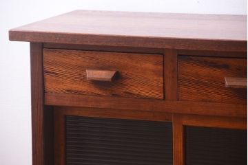 アンティーク家具　ナラ材天板のリメイク品!和製アンティークのモールガラス入り収納棚(戸棚・カウンターテーブル)