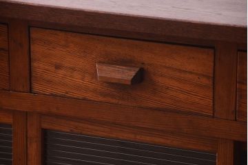 アンティーク家具　ナラ材天板のリメイク品!和製アンティークのモールガラス入り収納棚(戸棚・カウンターテーブル)