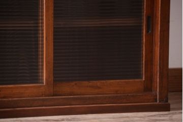 アンティーク家具　ナラ材天板のリメイク品!和製アンティークのモールガラス入り収納棚(戸棚・カウンターテーブル)