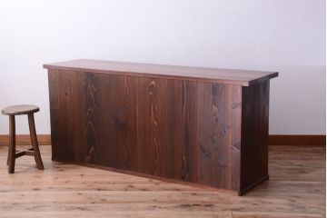 アンティーク家具　ナラ材天板のリメイク品!和製アンティークのモールガラス入り収納棚(戸棚・カウンターテーブル)