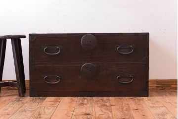 アンティーク家具　丸金具付き　シンプルな和製アンティーク衣装箪笥(時代箪笥ローボード)
